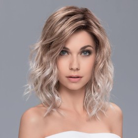 Perruque féminine, divinement glamour