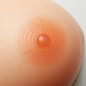Faux seins  réalistes, forme triangle pour une apparence naturelle