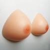 Faux seins  réalistes, forme triangle pour une apparence naturelle