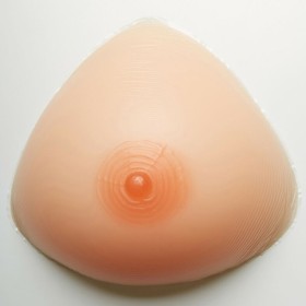 Faux seins  réalistes, forme triangle pour une apparence naturelle
