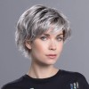 Perruque courte, un style tendance coiffé-décoiffé