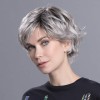 Perruque courte, un style tendance coiffé-décoiffé