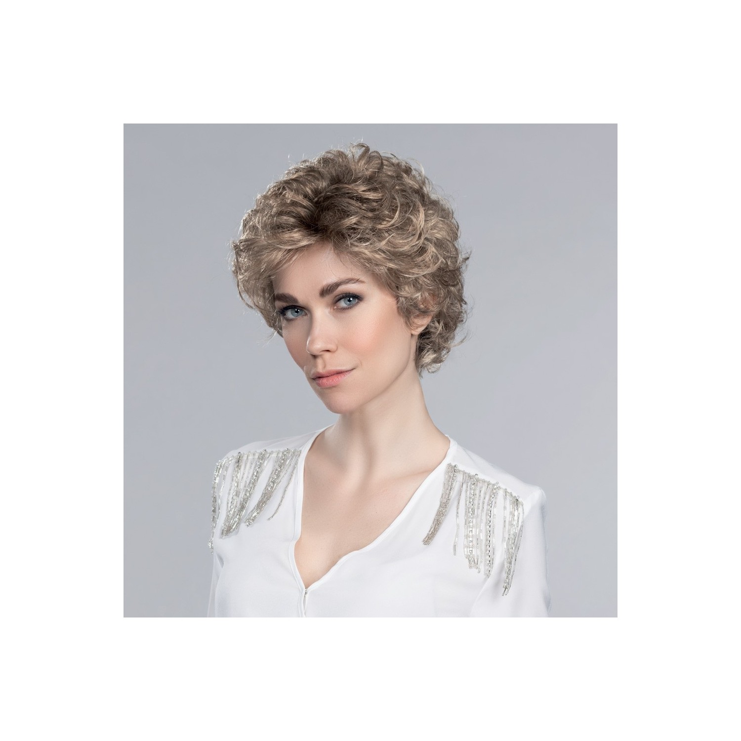 Perruque courte, une coupe chic pour toutes les occasions