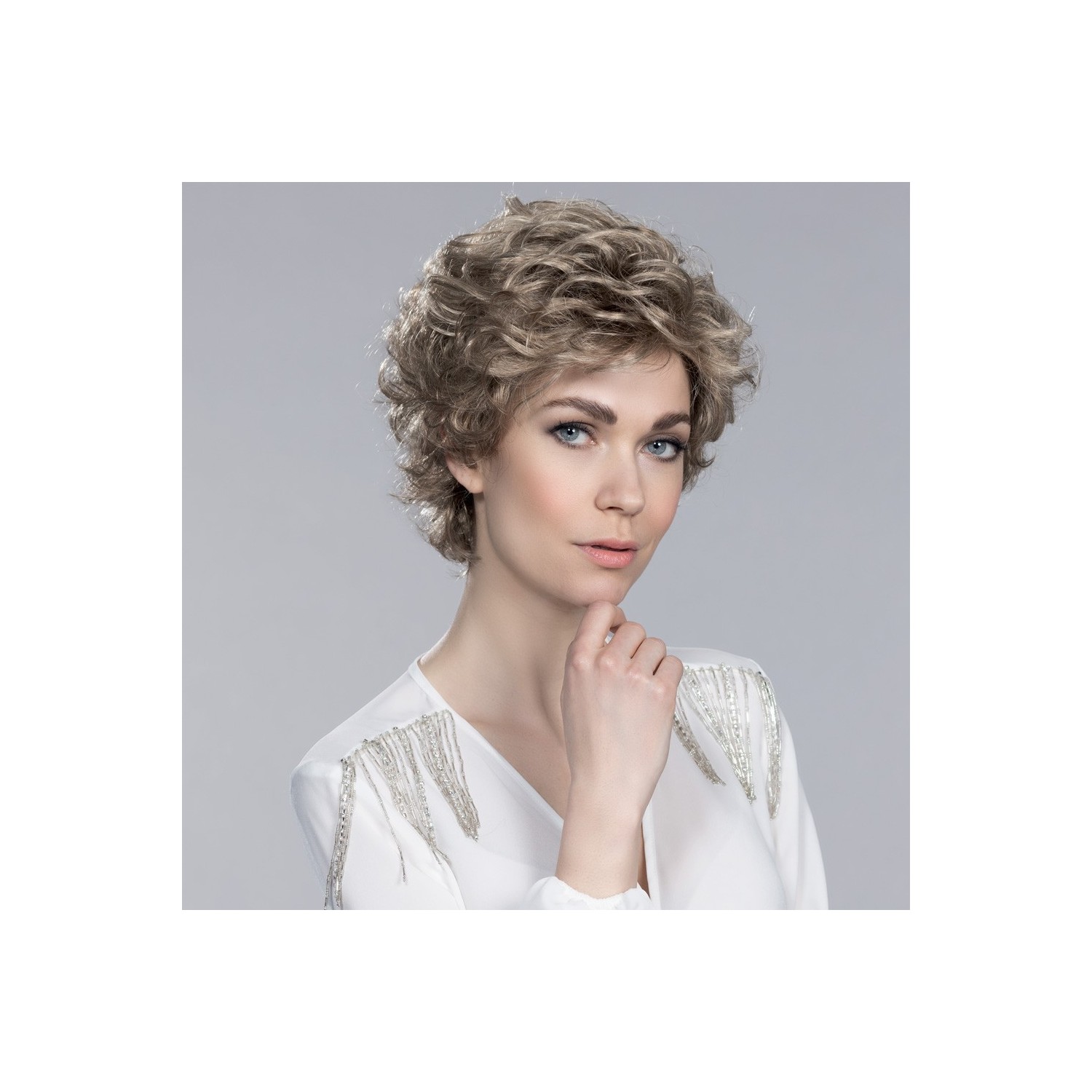 Perruque courte, une coupe chic pour toutes les occasions