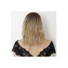 Perruque mi-longue ondulée. Un look tendance
