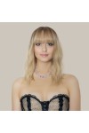 Perruque mi-longue ondulée. Un look tendance