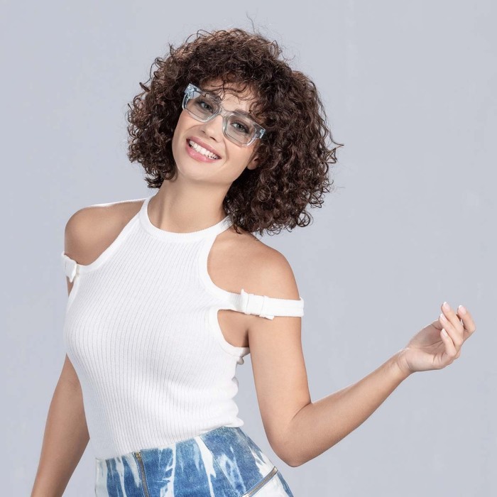 Perruque frisée, un look tendance de star