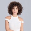 Perruque frisée, un look tendance de star