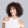 Perruque frisée, un look tendance de star