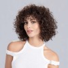 Perruque frisée, un look tendance de star