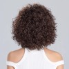 Perruque frisée, un look tendance de star