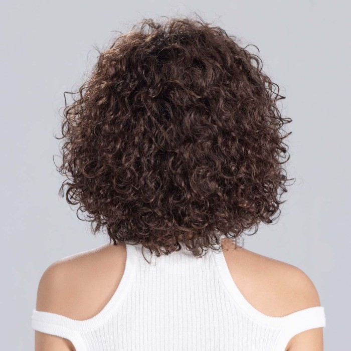 Perruque frisée, un look tendance de star