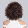 Perruque frisée, un look tendance de star