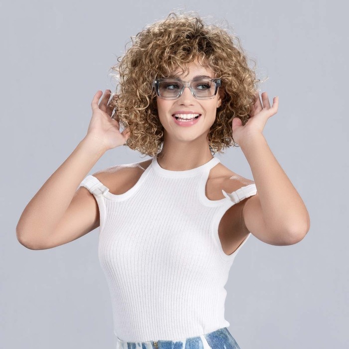 Perruque frisée, un look tendance de star