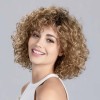 Perruque frisée, un look tendance de star