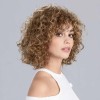 Perruque frisée, un look tendance de star