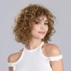 Perruque frisée, un look tendance de star