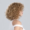 Perruque frisée, un look tendance de star