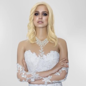 Perruque mi longue ondulée, une coiffure de starlette