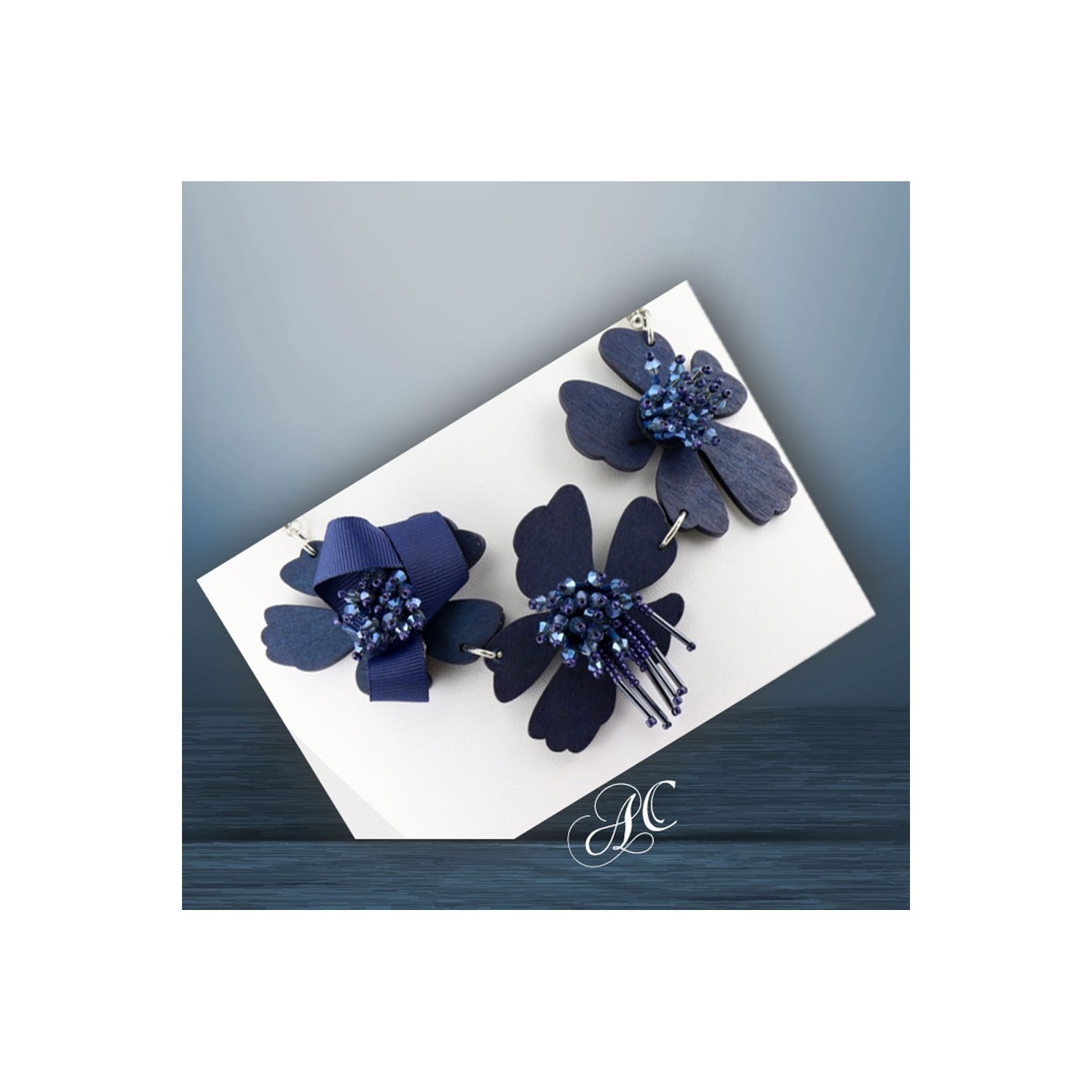 Collier original, fleurs de bois et perles de rocaille