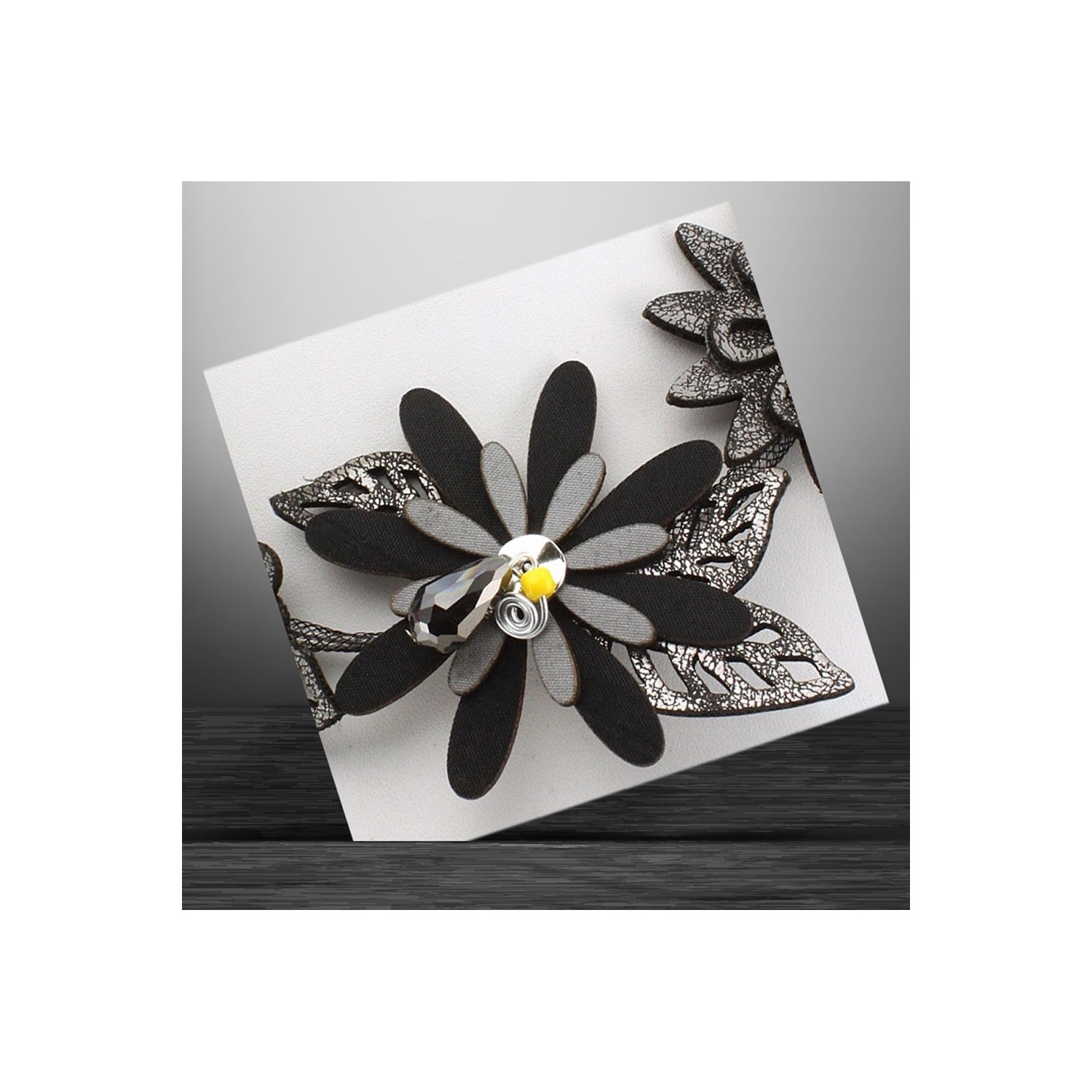 Collier séduction motif floral, métal nacré