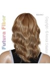 Perruque mi longue ondulée, une coiffure de starlette