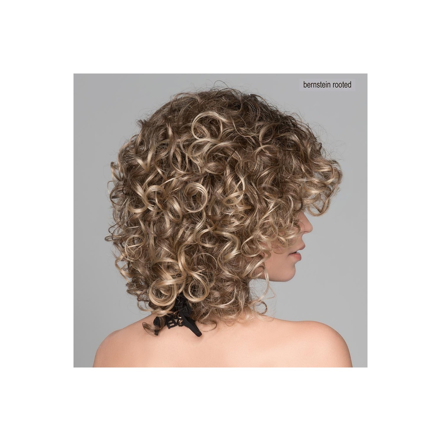 Perruque bouclée, une coiffure glamour et somptueuse
