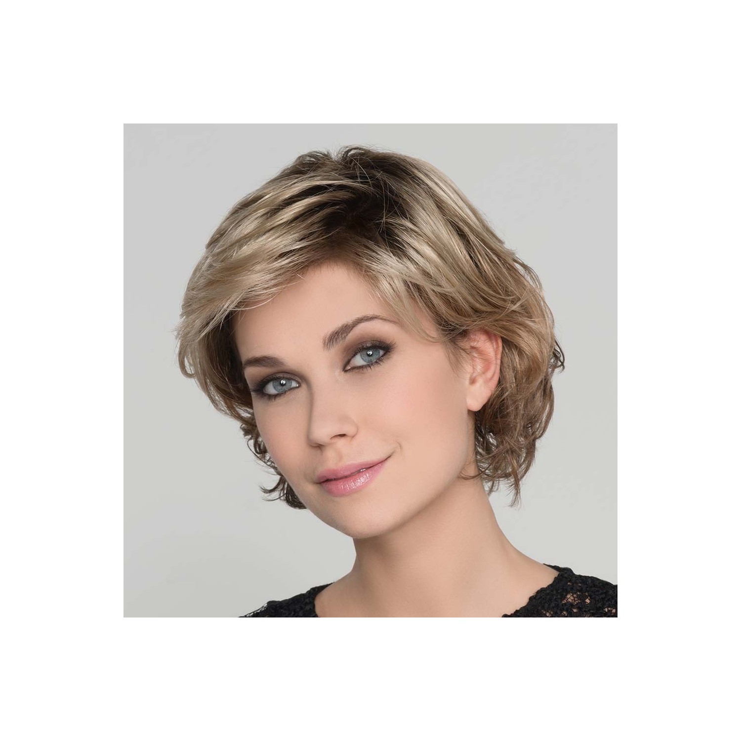 Perruque courte monofilament, un style très féminin